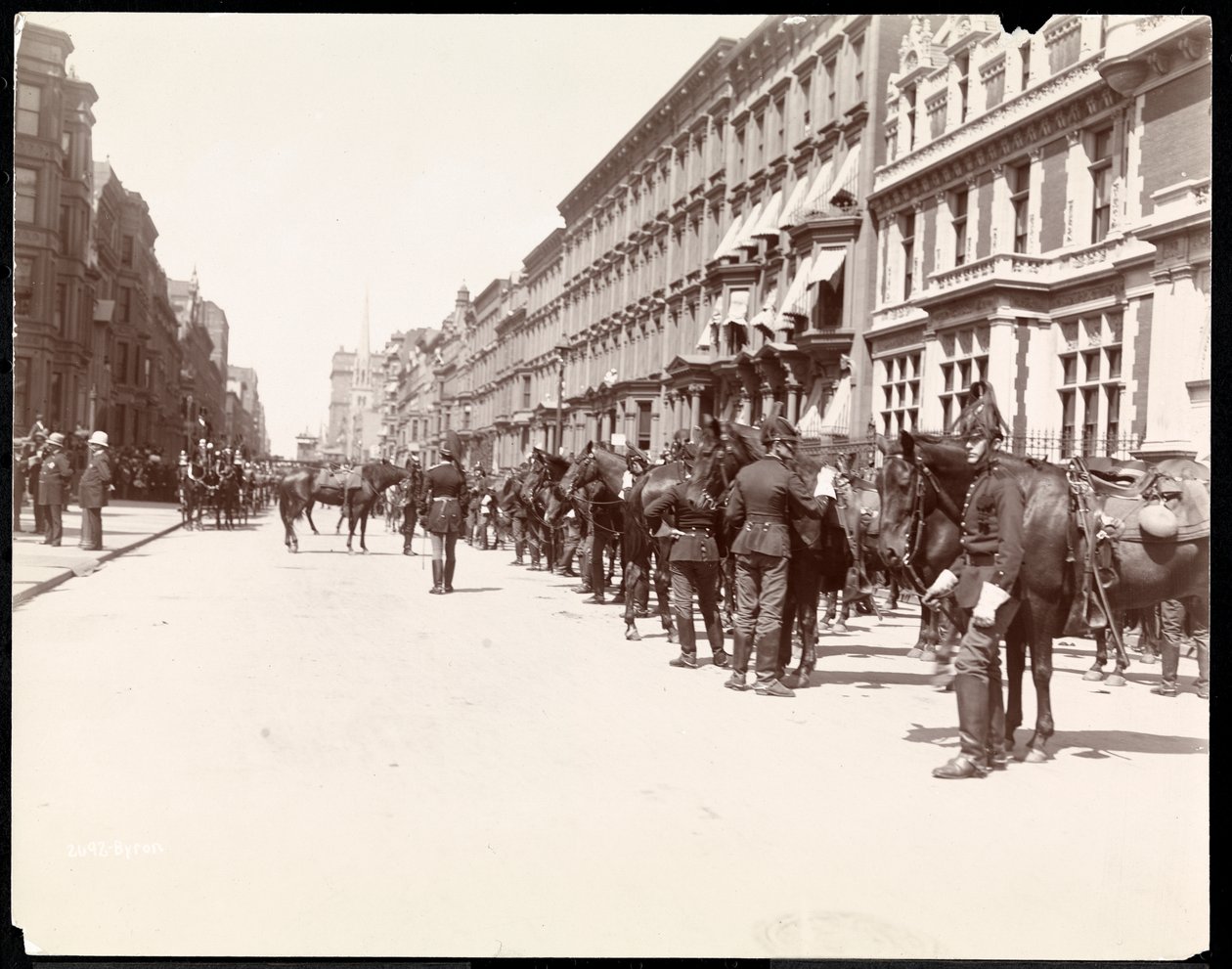 Het personeel van de gouverneur wacht op de aankomst van Li Hung Chang in het Waldorf Astoria Hotel, 34th Street, New York, 1896 door Byron Company