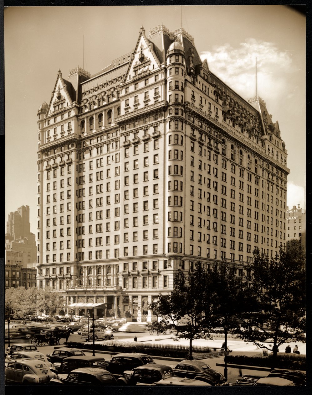 Het Plaza Hotel, 5th Avenue en 59th Street, New York, ca. 1937 door Byron Company