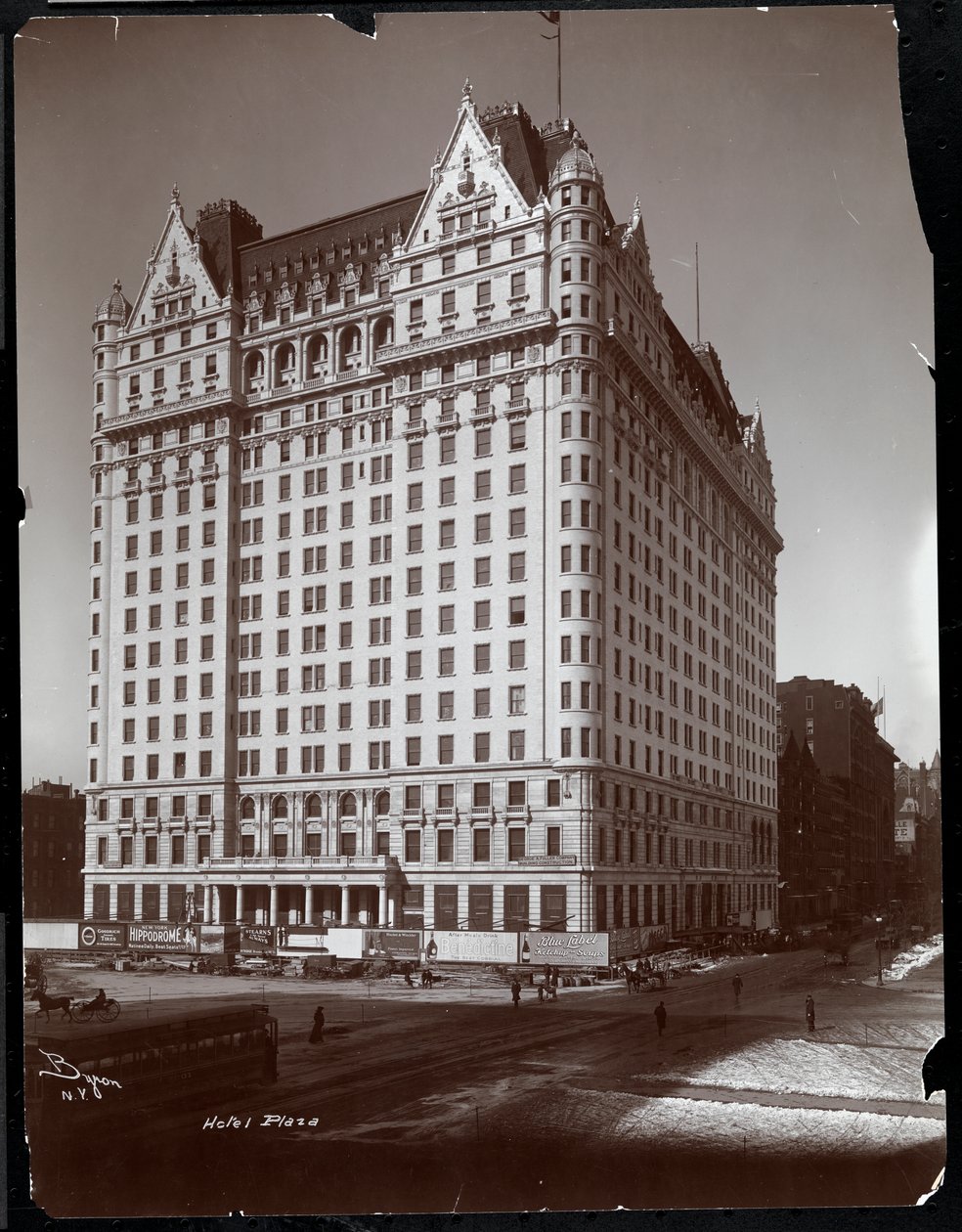 Het Plaza Hotel in aanbouw, 5th Avenue en 59th Street, New York, c.1907 door Byron Company