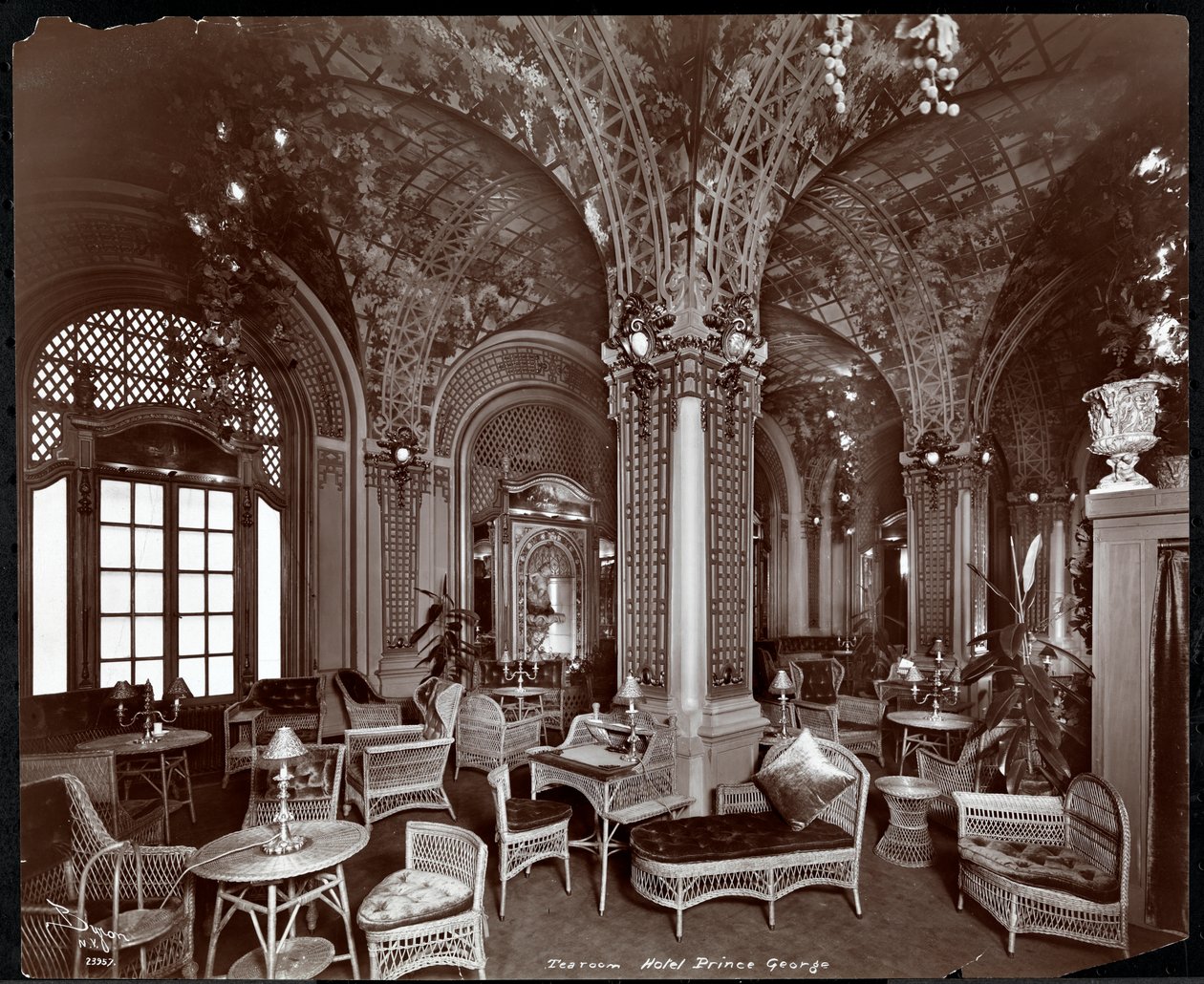 De theekamer in het Hotel Prince George, 1907 door Byron Company