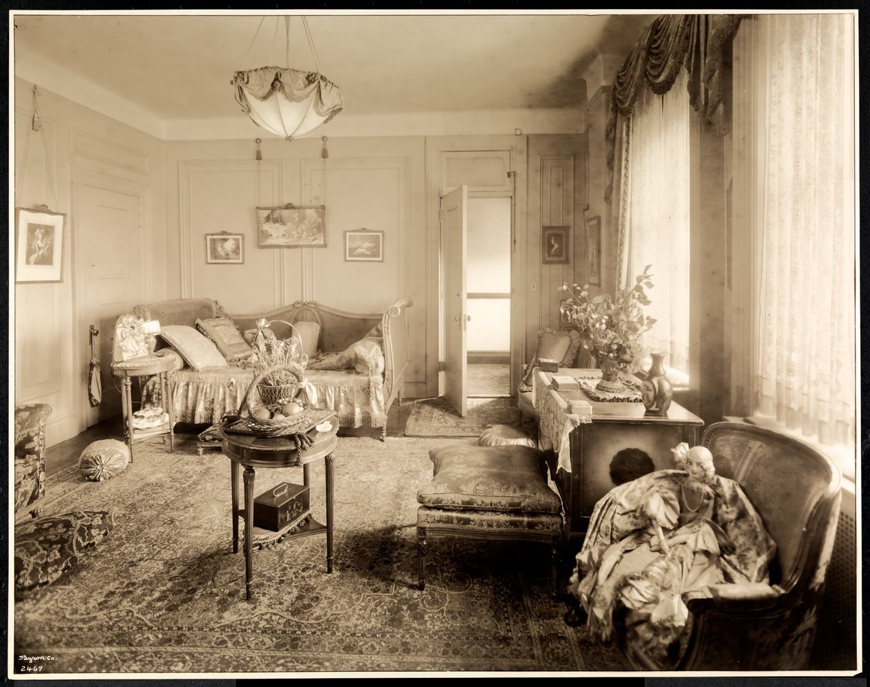 De salon van suite 1047 in het Hotel Majestic, 1925 door Byron Company