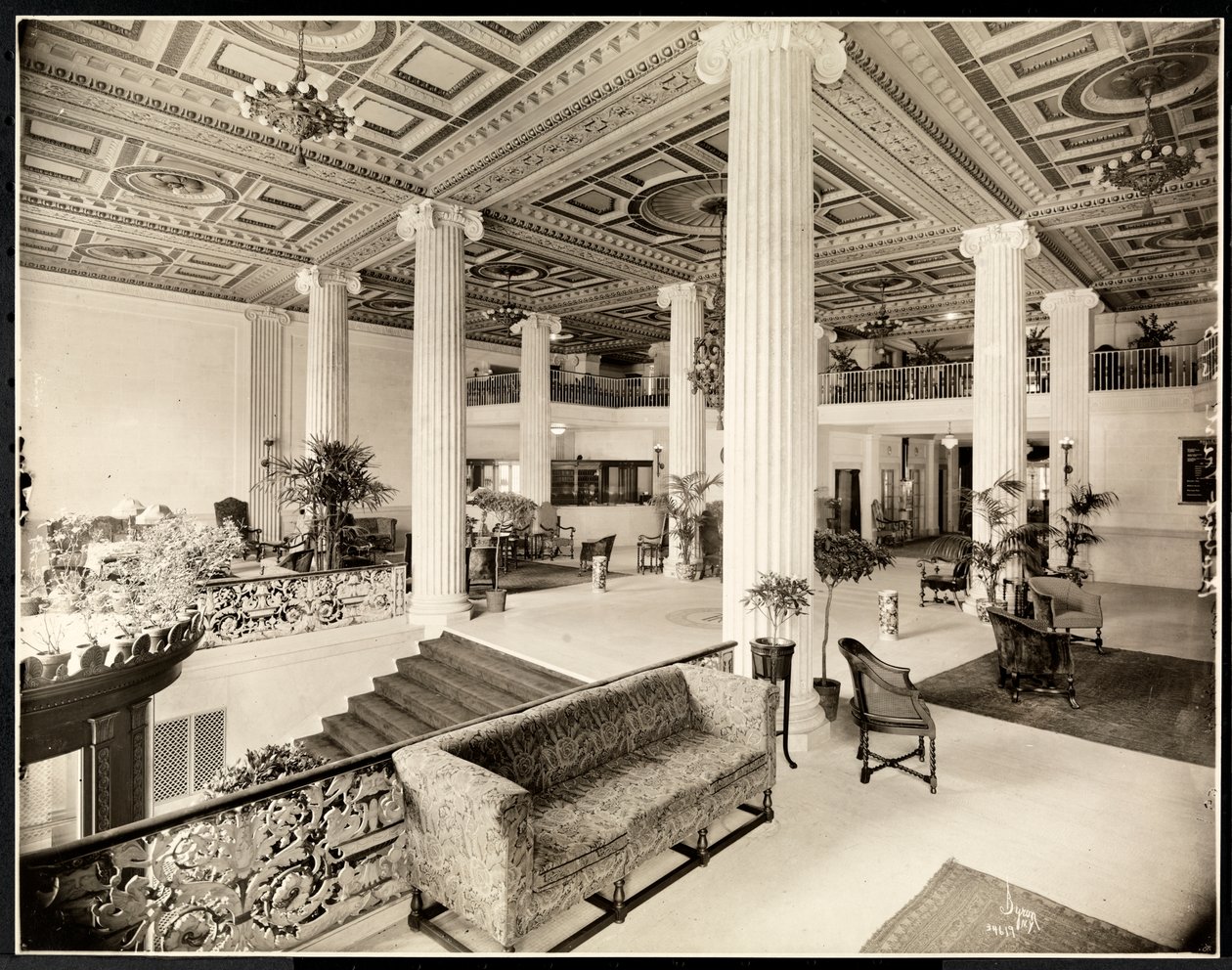 De ingang en lobby van het Robert Treat Hotel, Newark, New Jersey, 1916 door Byron Company
