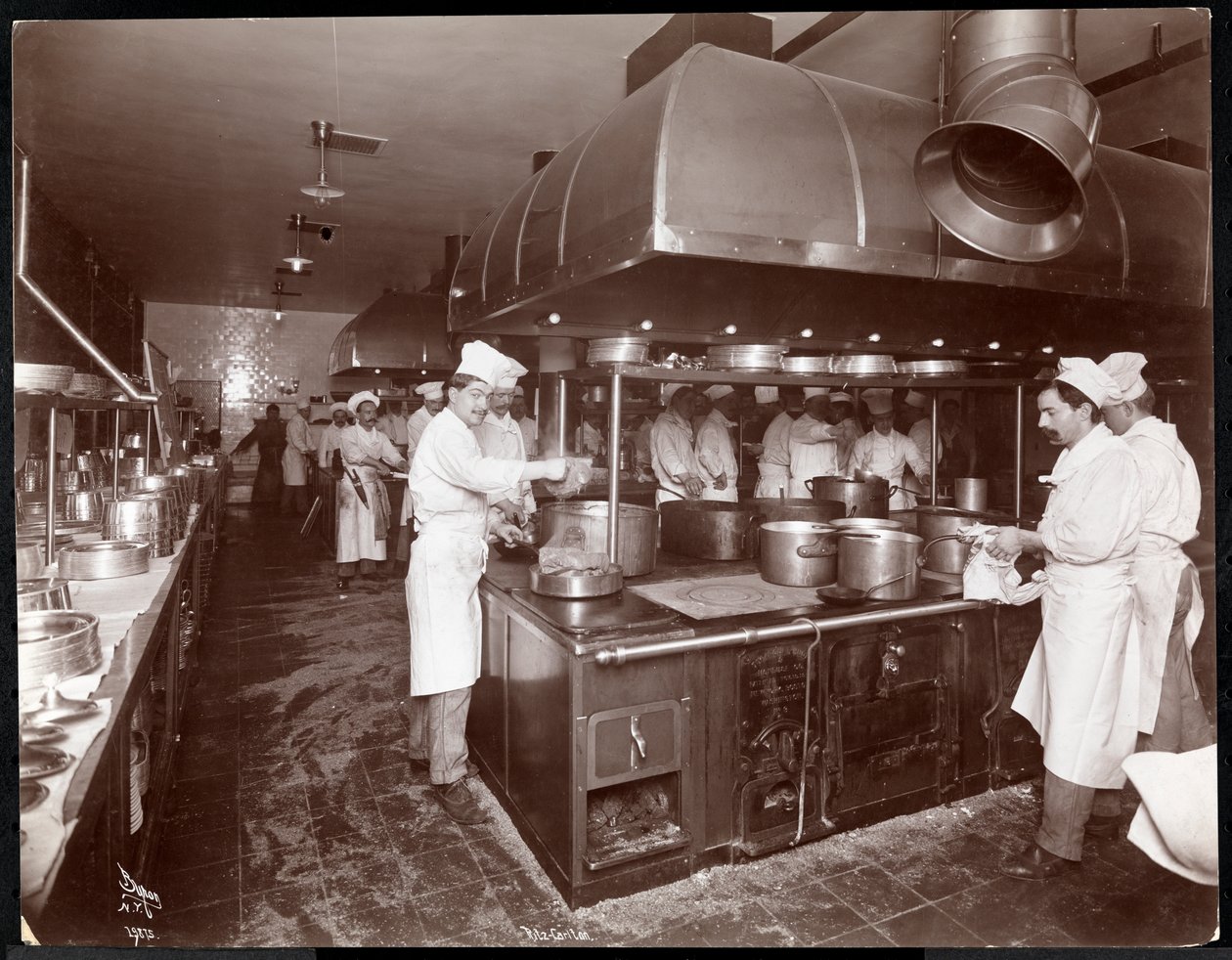 De keuken van het Ritz-Carlton Hotel, c.1910-11 door Byron Company