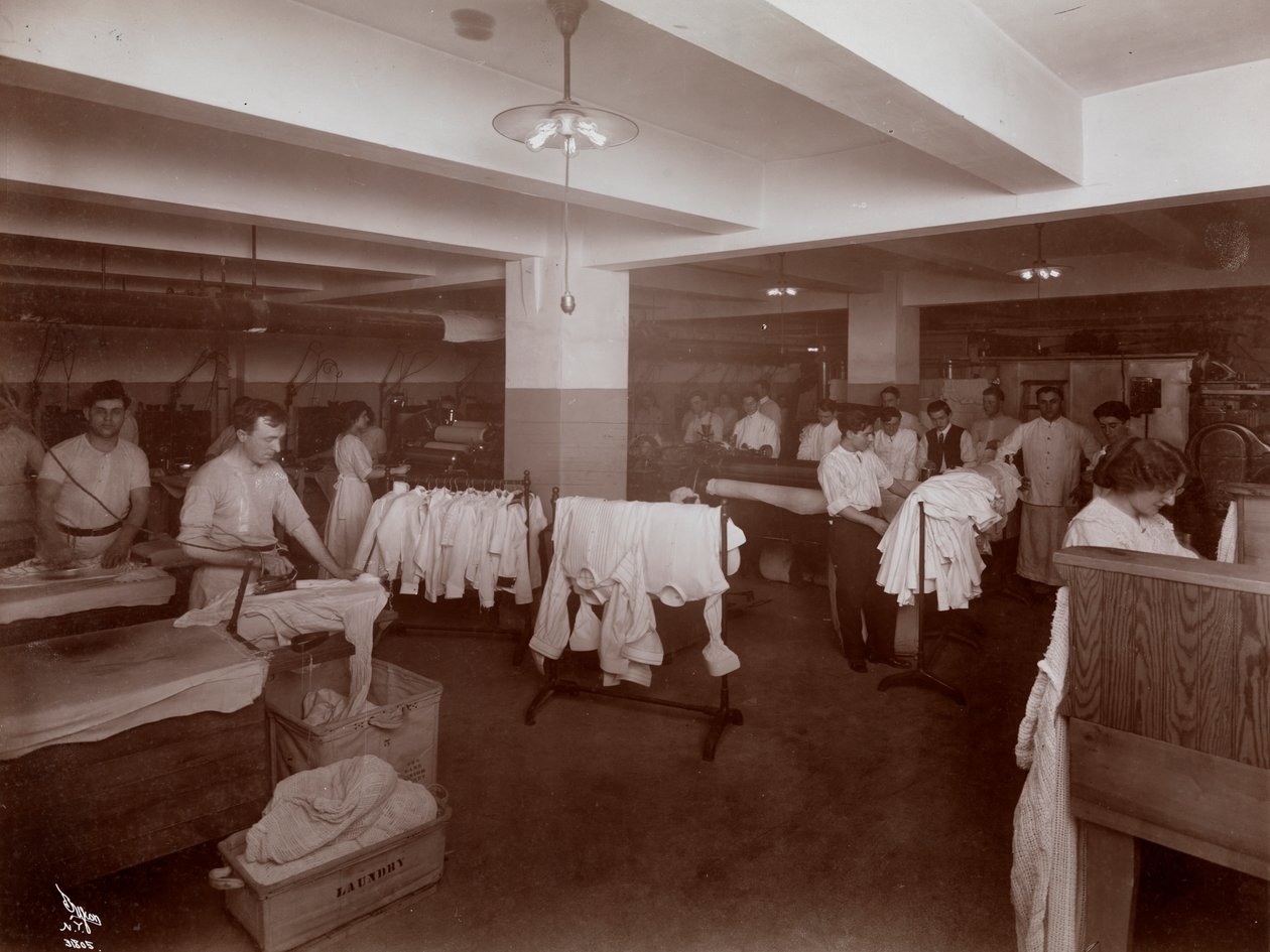 De wasruimte in het Hotel McAlpin, 1913 door Byron Company