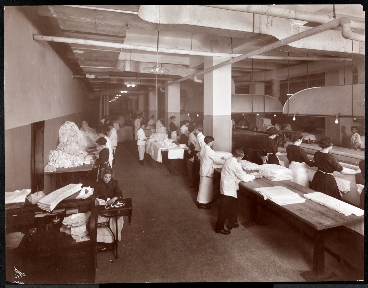 De wasruimte in het Hotel McAlpin, 1913 door Byron Company
