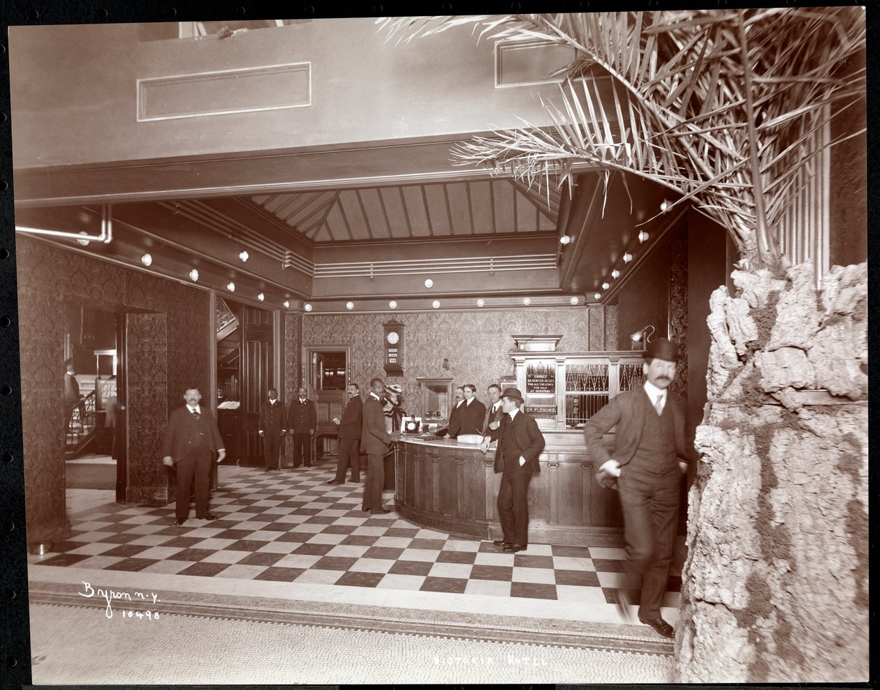 De lobby en registratiebalie in het Hotel Victoria, 1900 of 1901 door Byron Company