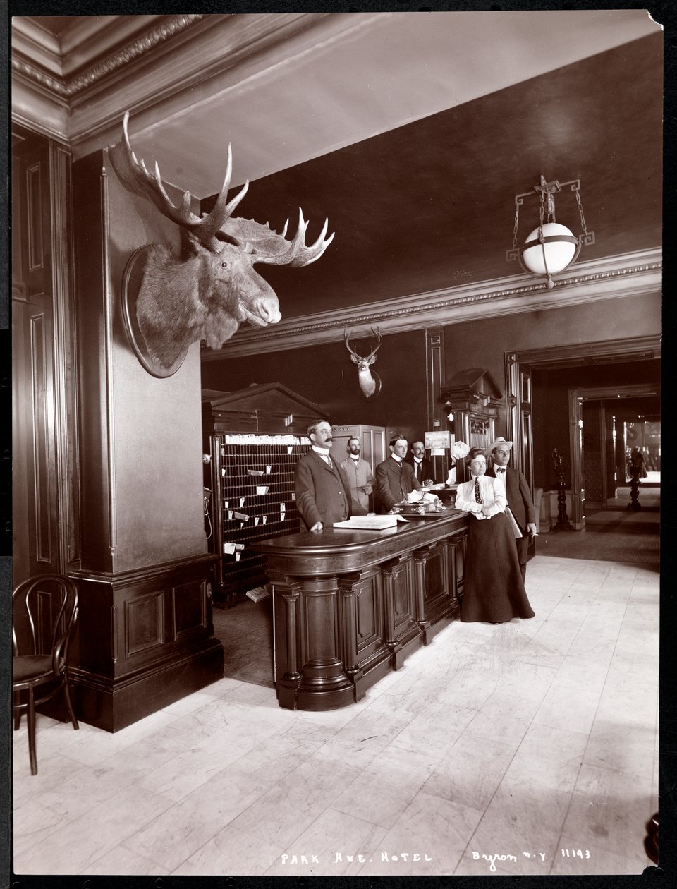 De lobby en registratiebalie in het Park Avenue Hotel, 1901 of 1902 door Byron Company
