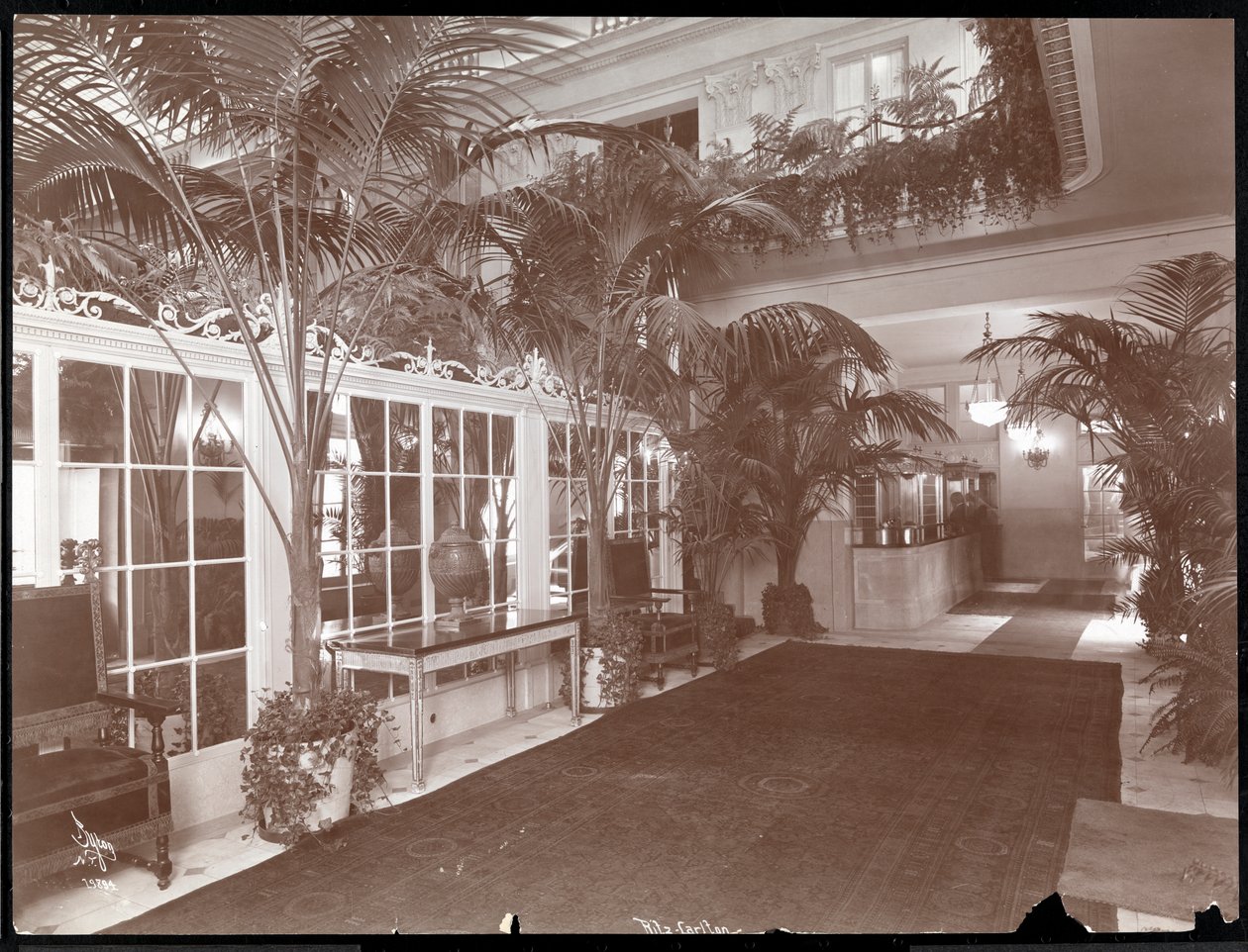 De Lobby en Registratiedesk in het Ritz-Carlton Hotel, ca. 1910-11 door Byron Company