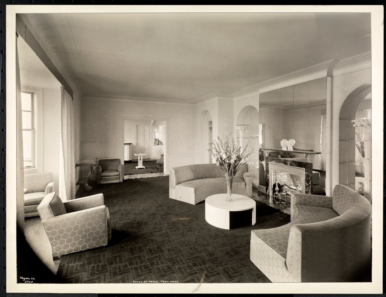 De salon van het penthouse in het Hotel St. Regis, 1937 door Byron Company