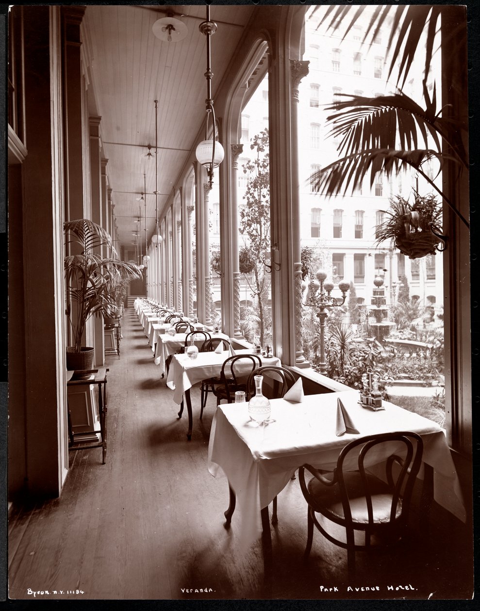 De veranda bij het Park Avenue Hotel, 1901 of 1902 door Byron Company