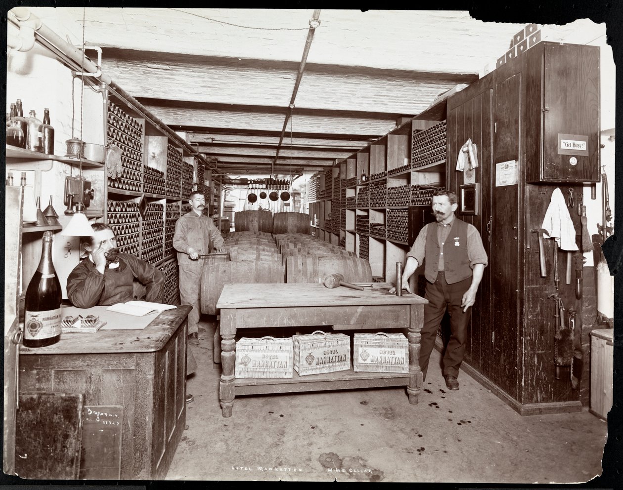 De wijnkelder van het Hotel Manhattan, 1902 door Byron Company