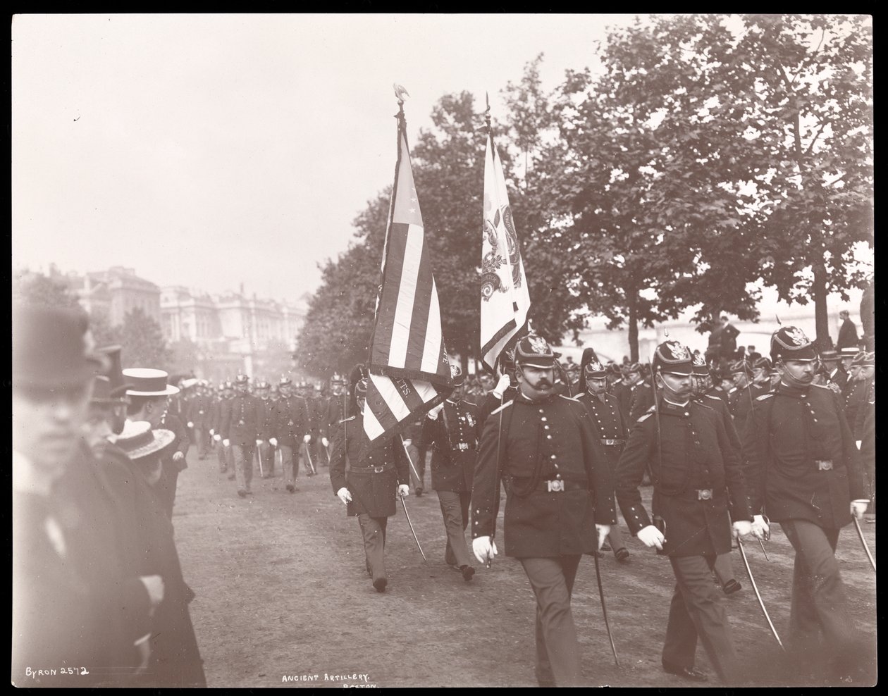 Uitzicht op de oude artillerie van Boston die in een parade marcheert in Londen, Engeland, 1897 door Byron Company