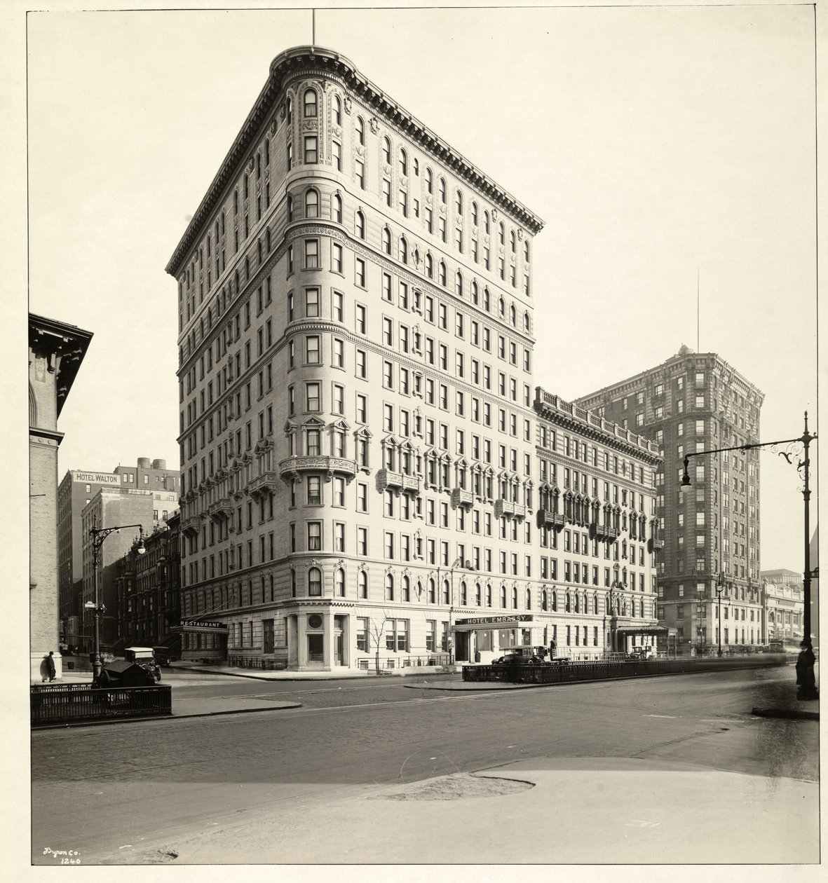 Uitzicht op het Hotel Embassy aan Broadway en 70th Street, New York, 1921 door Byron Company