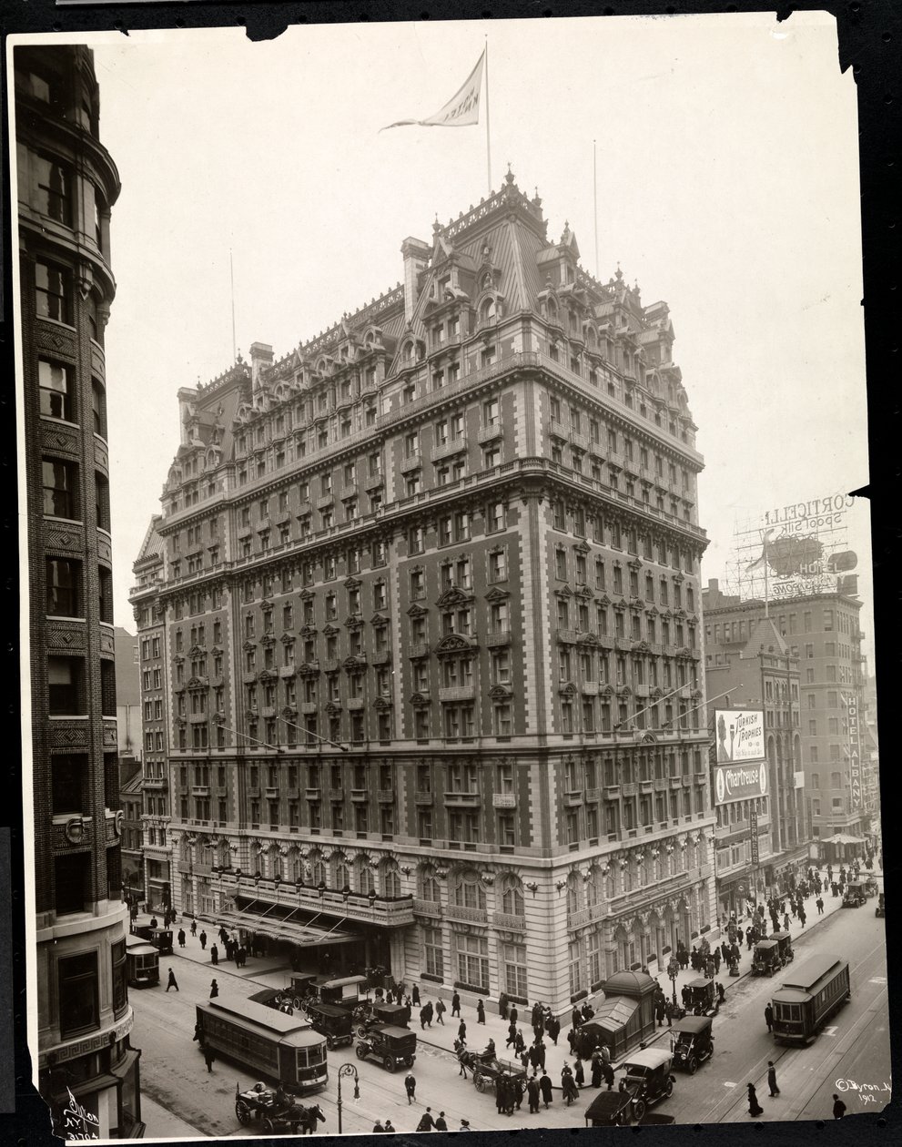 Uitzicht op het Hotel Knickerbocker, Broadway en 42nd Street, New York, 1912 door Byron Company