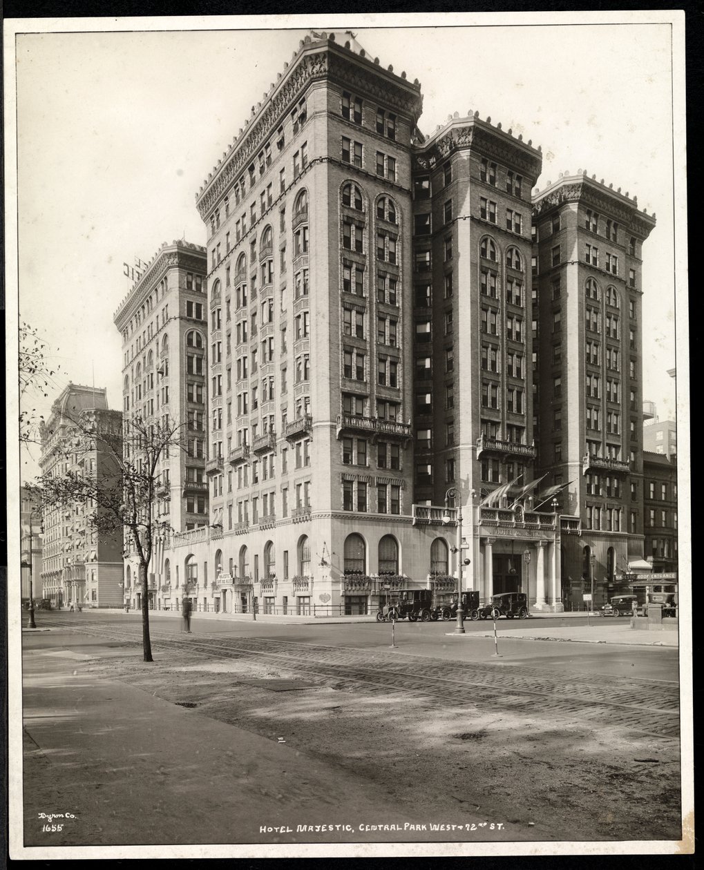 Uitzicht op het Hotel Majestic aan 72nd Street vanaf Central Park West, New York, 1920 door Byron Company