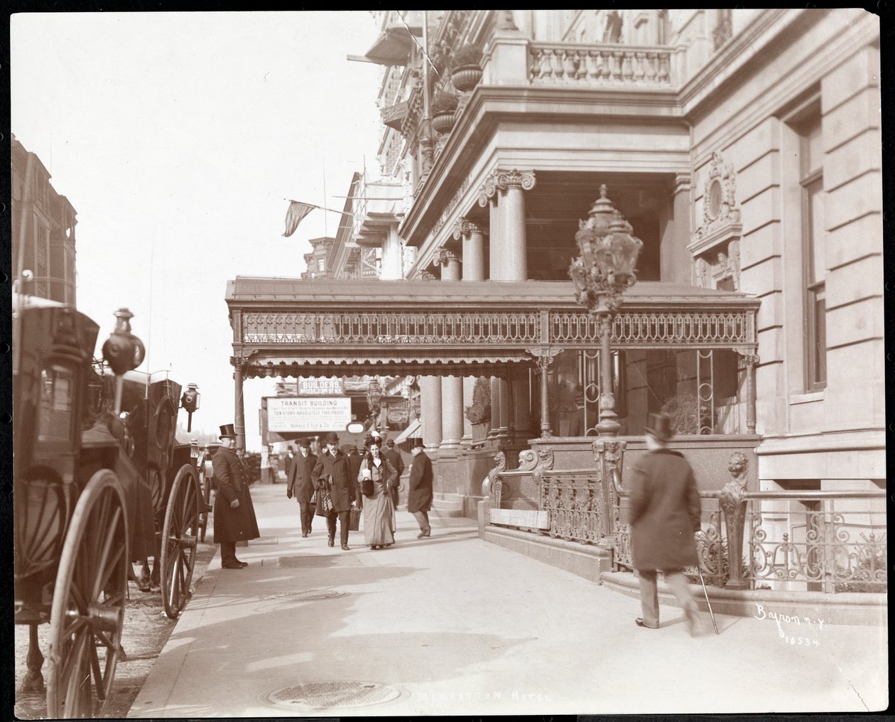 Uitzicht op het Hotel Manhattan op 42nd Street en Madison Avenue, New York, 1900 of 1901 (zilveren gelatin afdruk) door Byron Company