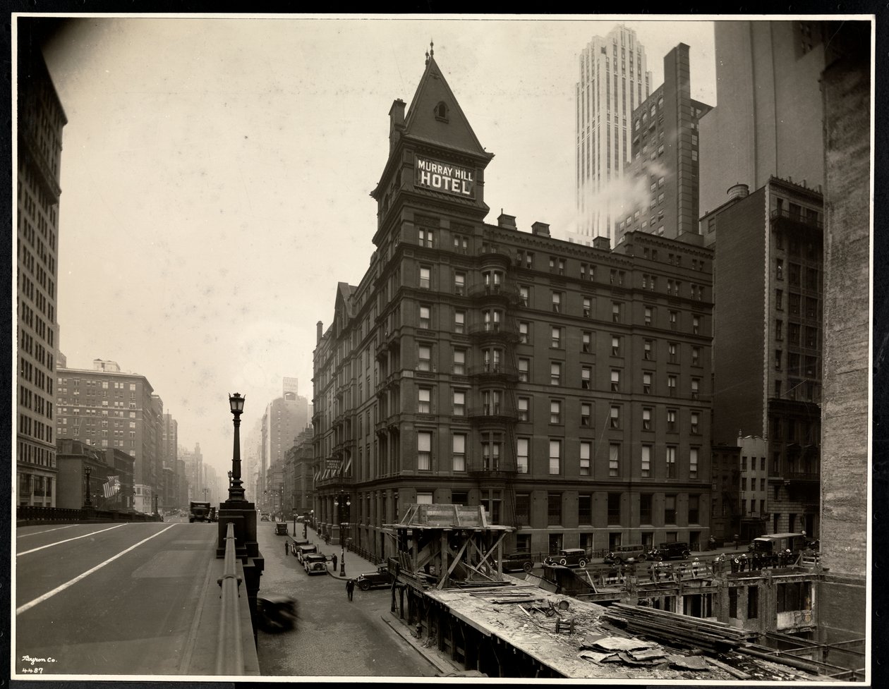 Uitzicht op het Murray Hill Hotel, Park Avenue en 40th Street, New York, vanaf het Park Avenue viaduct, 1931 door Byron Company
