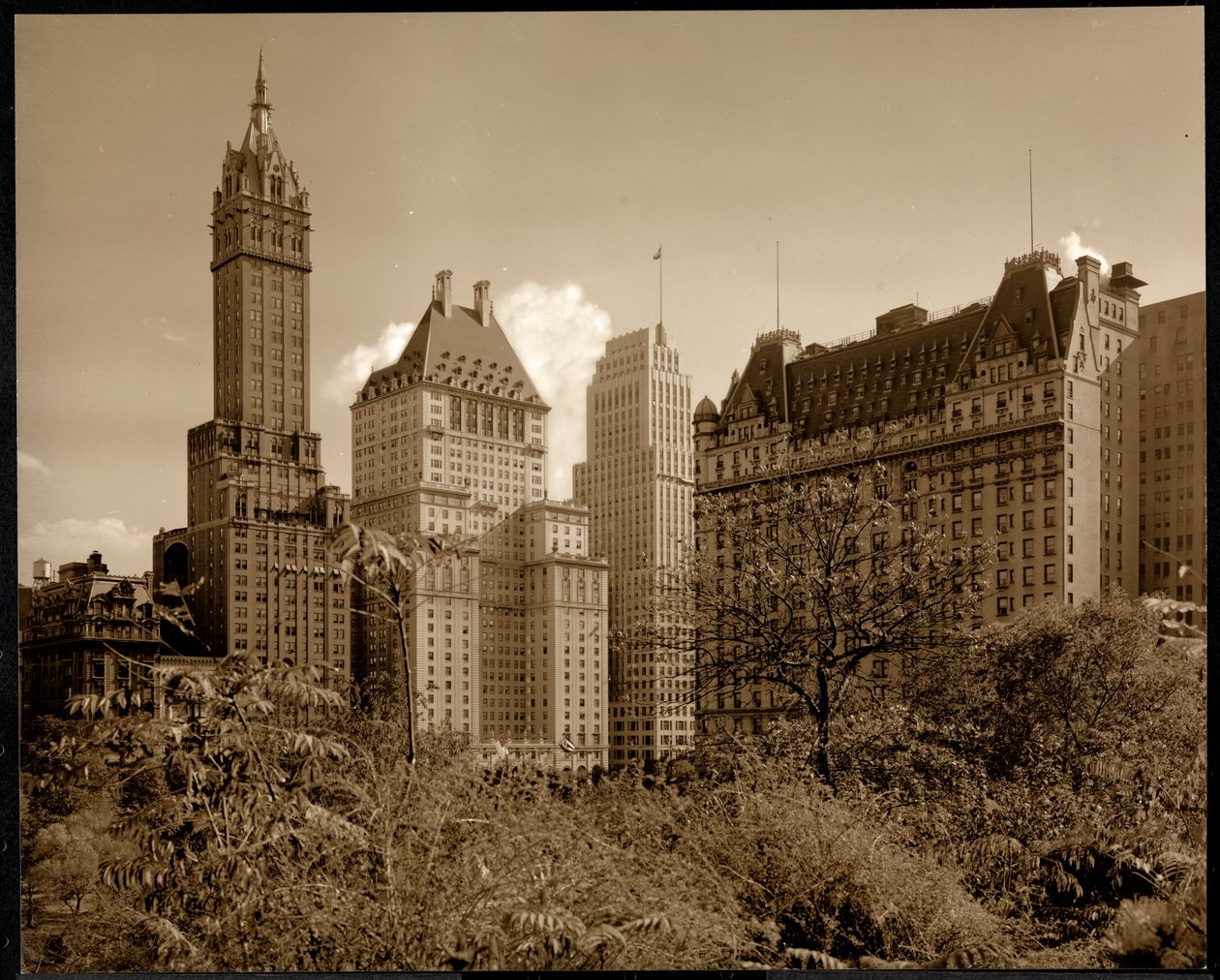Uitzicht op het Savoy Plaza Hotel, 59th Street en Fifth Avenue, New York, ca. 1937 door Byron Company