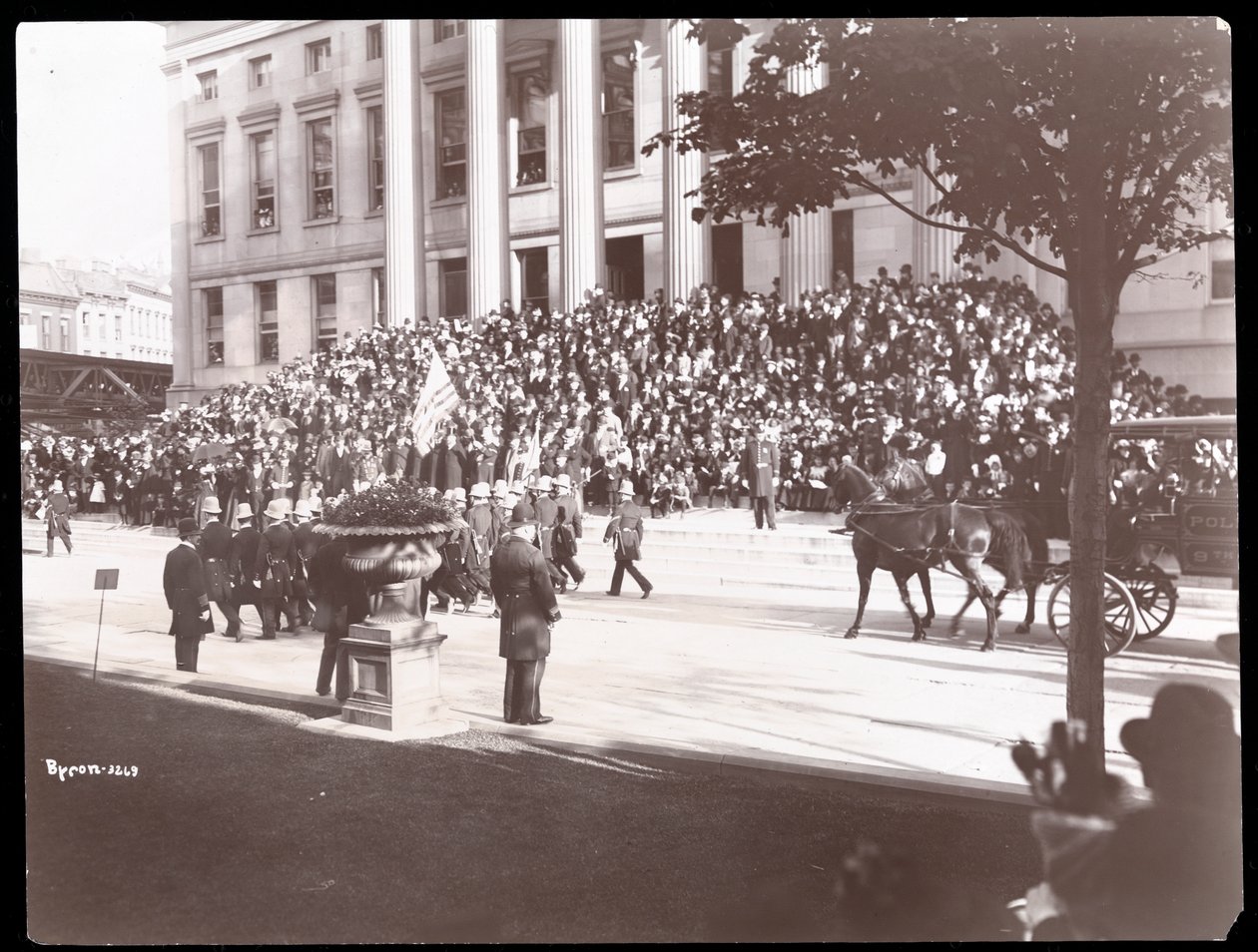 Uitzicht op de menigte op de trappen van Brooklyn Borough Hall tijdens de Brooklyn Police Parade, 1897 door Byron Company