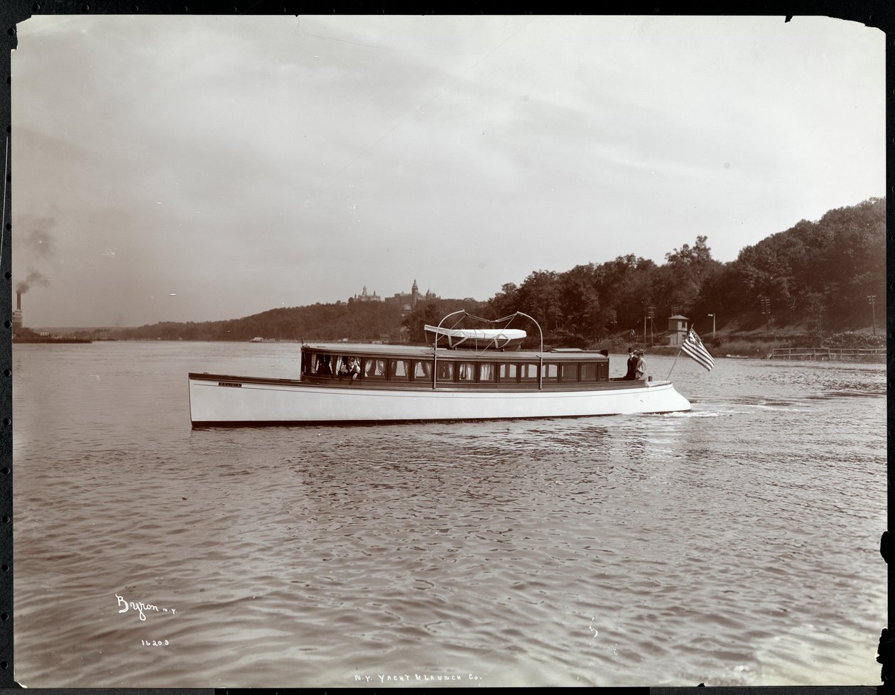 Uitzicht op het jacht Delicia van de New York Yacht, Launch en Engine Co. op de Hudson River nabij Morris Heights, New York, 1903 door Byron Company