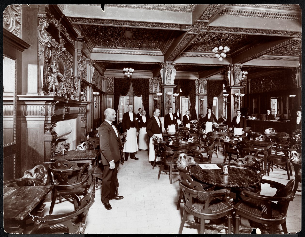 Obers in een café bij Hotel Delmonico, 1902 door Byron Company