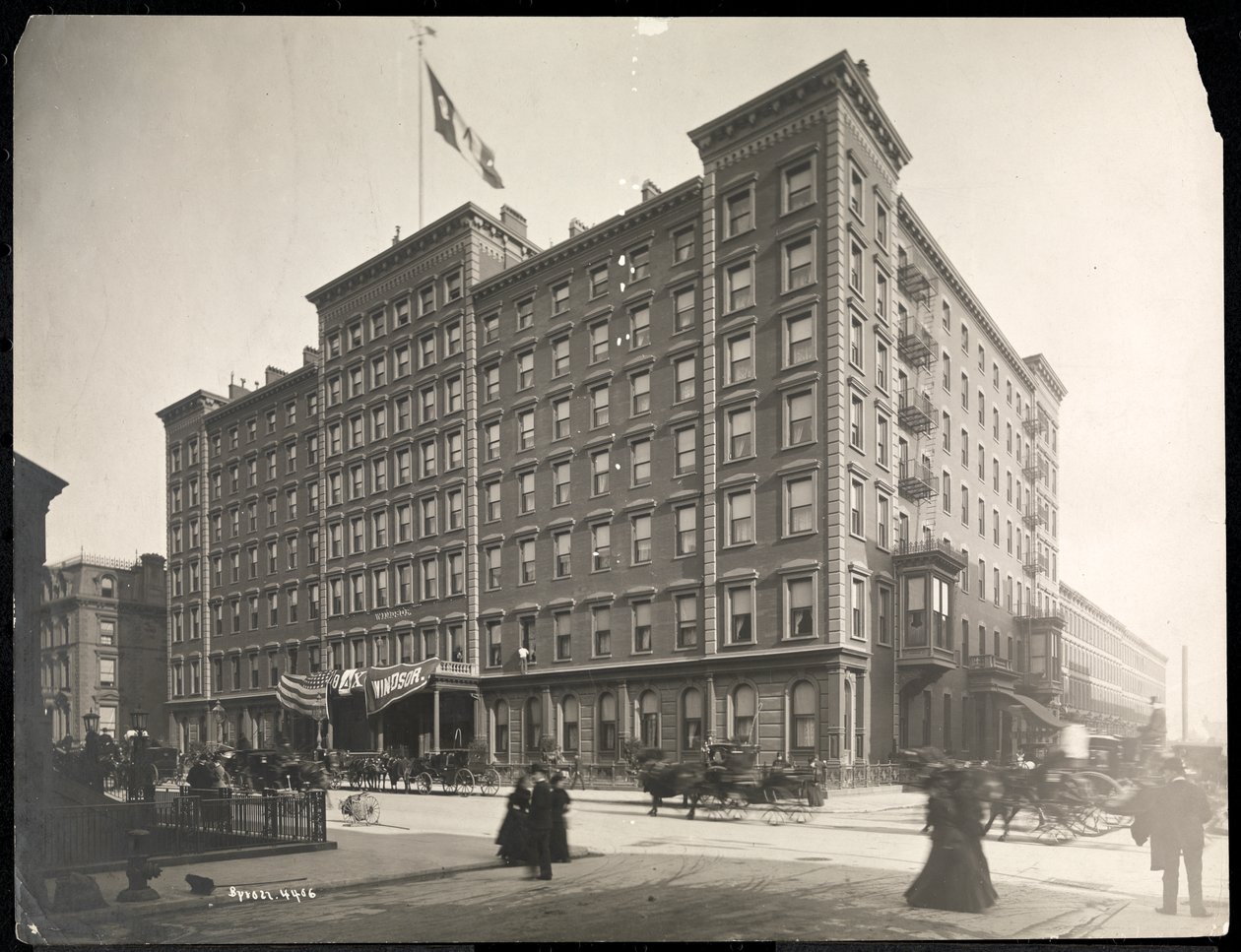 Windsor Hotel aan 5th Avenue van 46th tot 47th Streets, New York, 1898 door Byron Company