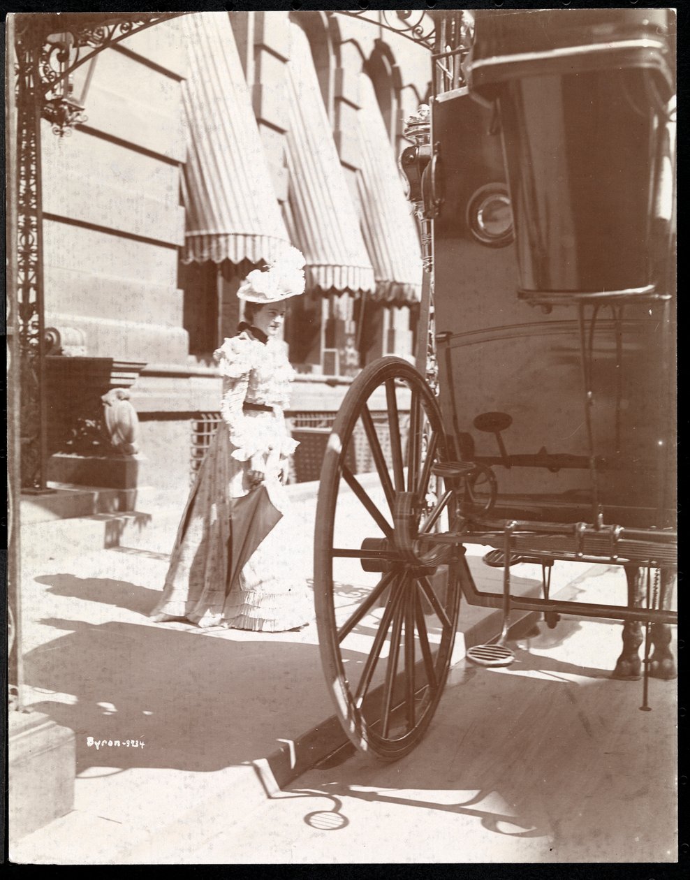 Vrouw die een koets nadert bij het Waldorf Astoria Hotel, 34th Street en 5th Avenue, New York, 1897 of 1898 door Byron Company
