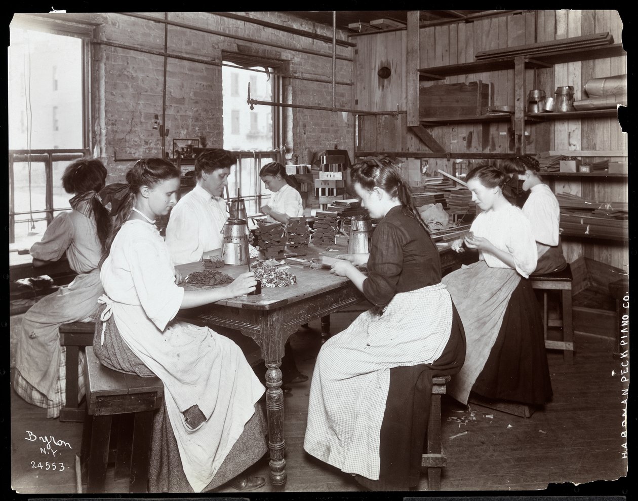 Vrouwen werken in de Hardman, Peck en Co. pianofabriek, New York door Byron Company