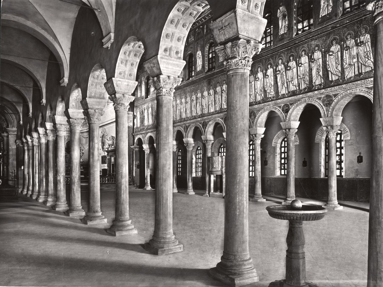 Interieur van het schip met mozaïeken die de Processie van de Martelaren afbeelden door Byzantine School