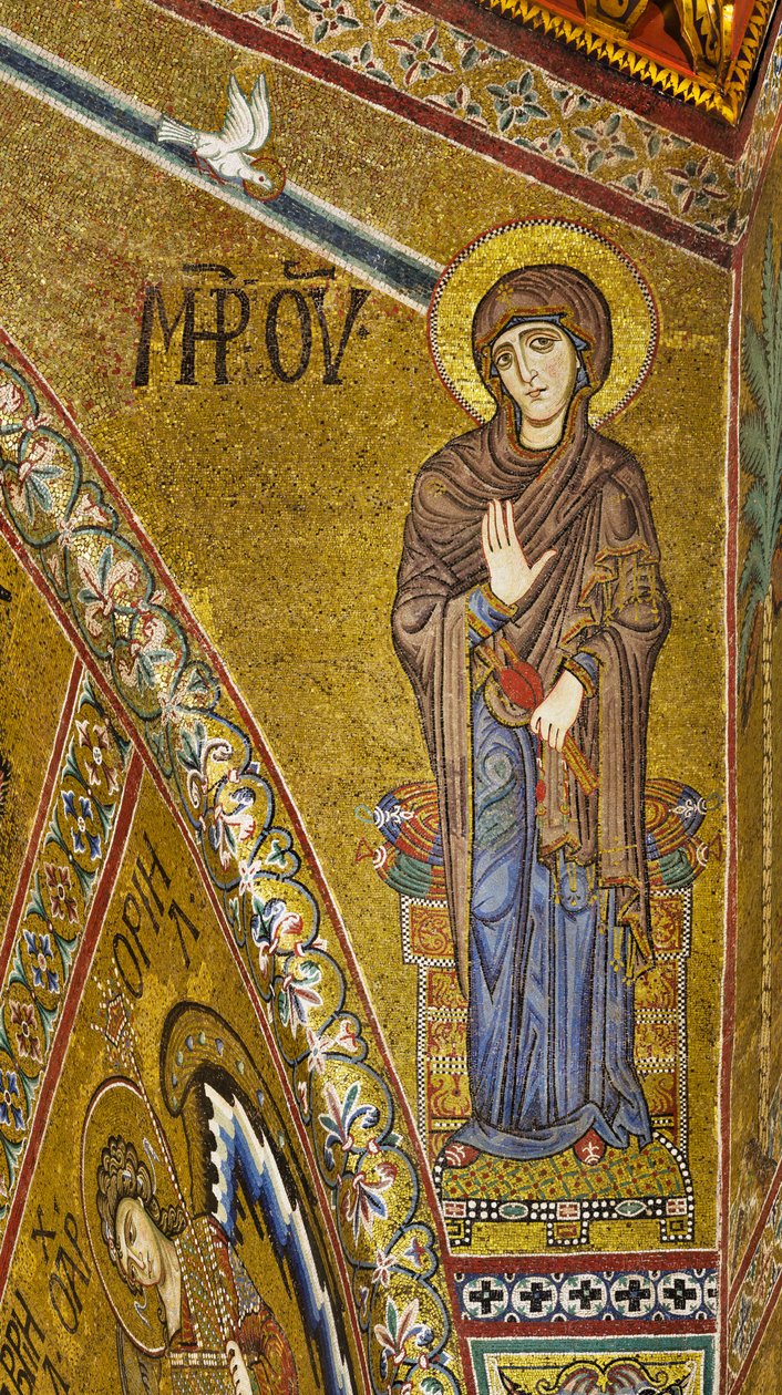 Apsis: Annunciatie Maagd, Byzantijns mozaïek met gouden achtergrond in het timpaan van de apsis door Byzantine