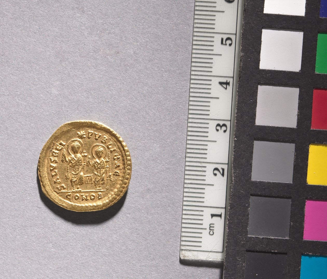 Solidus van Theodosius II en Valentinianus III (achterzijde), 408-425 door Byzantine