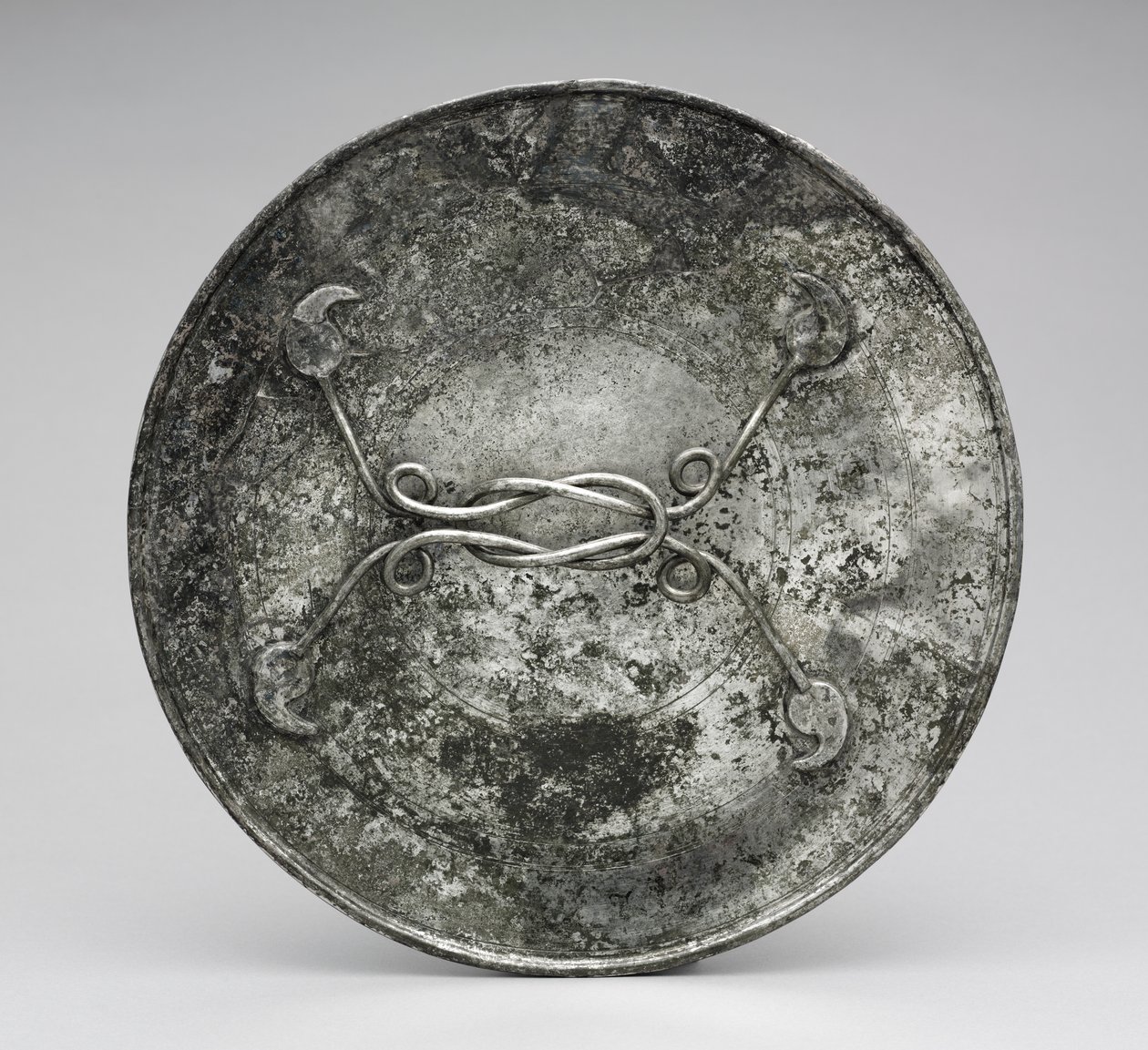 Spiegel met een handvat in de vorm van een Herakles-knoop, c.280-400 door Byzantine Byzantine