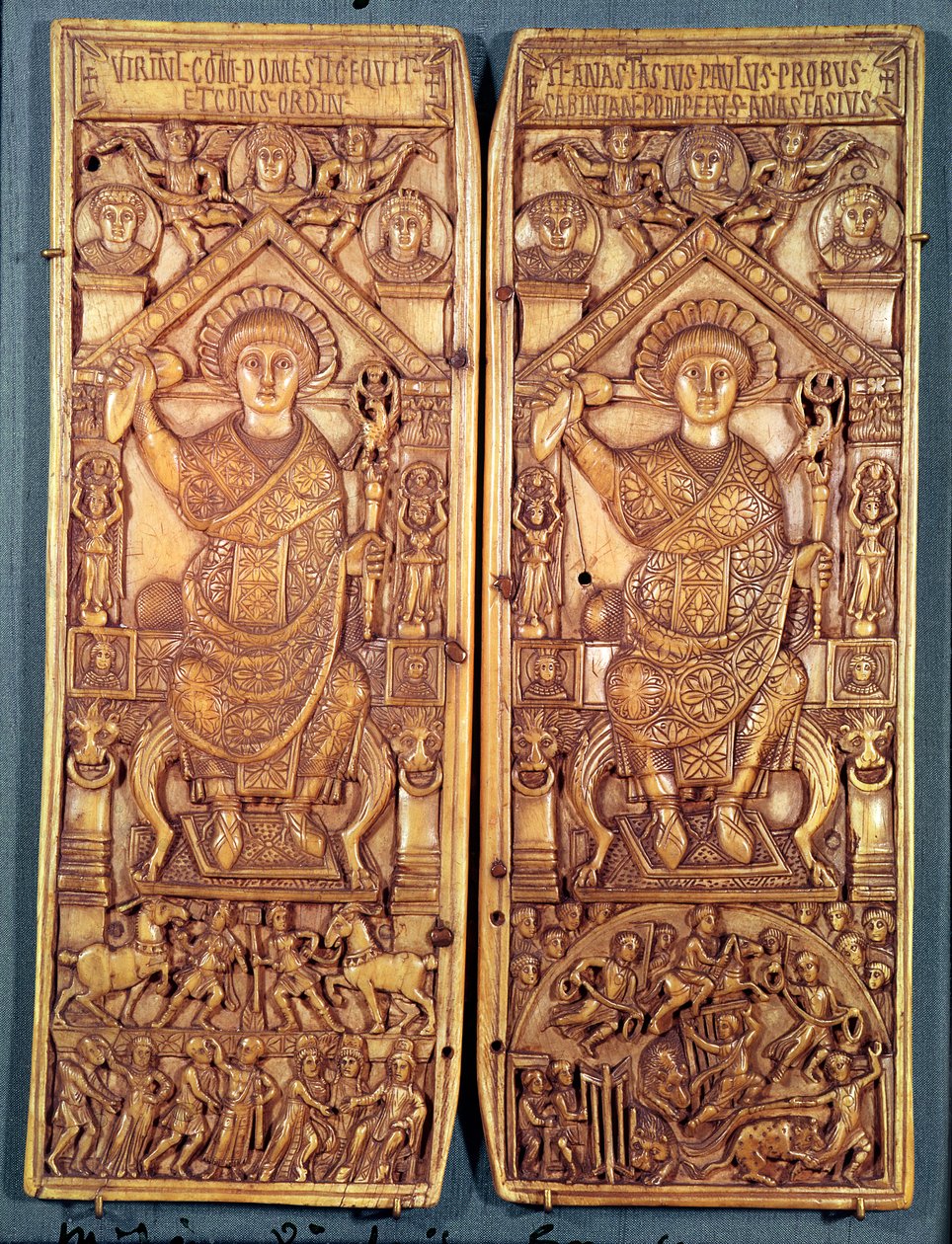 Consulaire diptych van Anastasius (491-518) gesneden in Constantinopel, Theodosiaanse stijl, 517 AD door Byzantine School