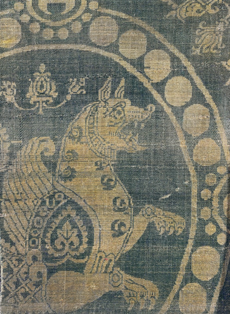 Stof met een simurgh in een kralenomlijsting, uit Constantinopel (zijde) (detail) door Byzantine School