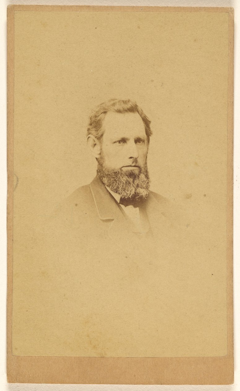[Ongeïdentificeerde bebaarde man, gedrukt in vignetstijl]. door C.E. Edwards