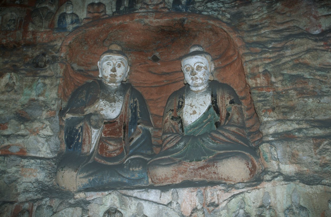 China, provincie Shanxi, zandstenen beelden van Boeddha in de Yungang-grotten door J.B. and Brown J. Rowbotham
