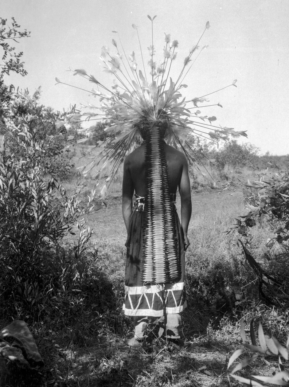 Inheemse Amerikaanse mensen en stamrondehuis en ceremoniële kleding, Californië door C. Hart Merriam
