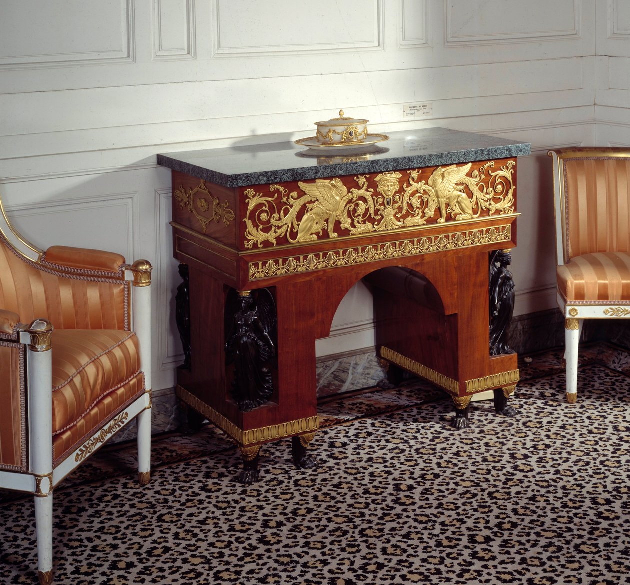 Meubels Premier Empire: het bureau van keizerin Josephine de Beauharnais (1763-1814) gemaakt door de gebroeders Jacob (19e eeuw) naar de tekeningen van Charles Percier en Pierre Fontaine. 1800 door C. and Fontaine P. Percier