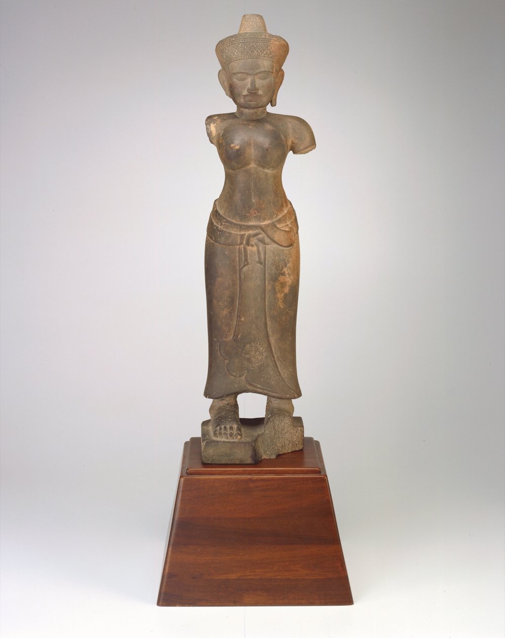 Staand figuur van een vrouwelijke godheid, Angkoriaanse periode, 9e-10e eeuw door Cambodian School