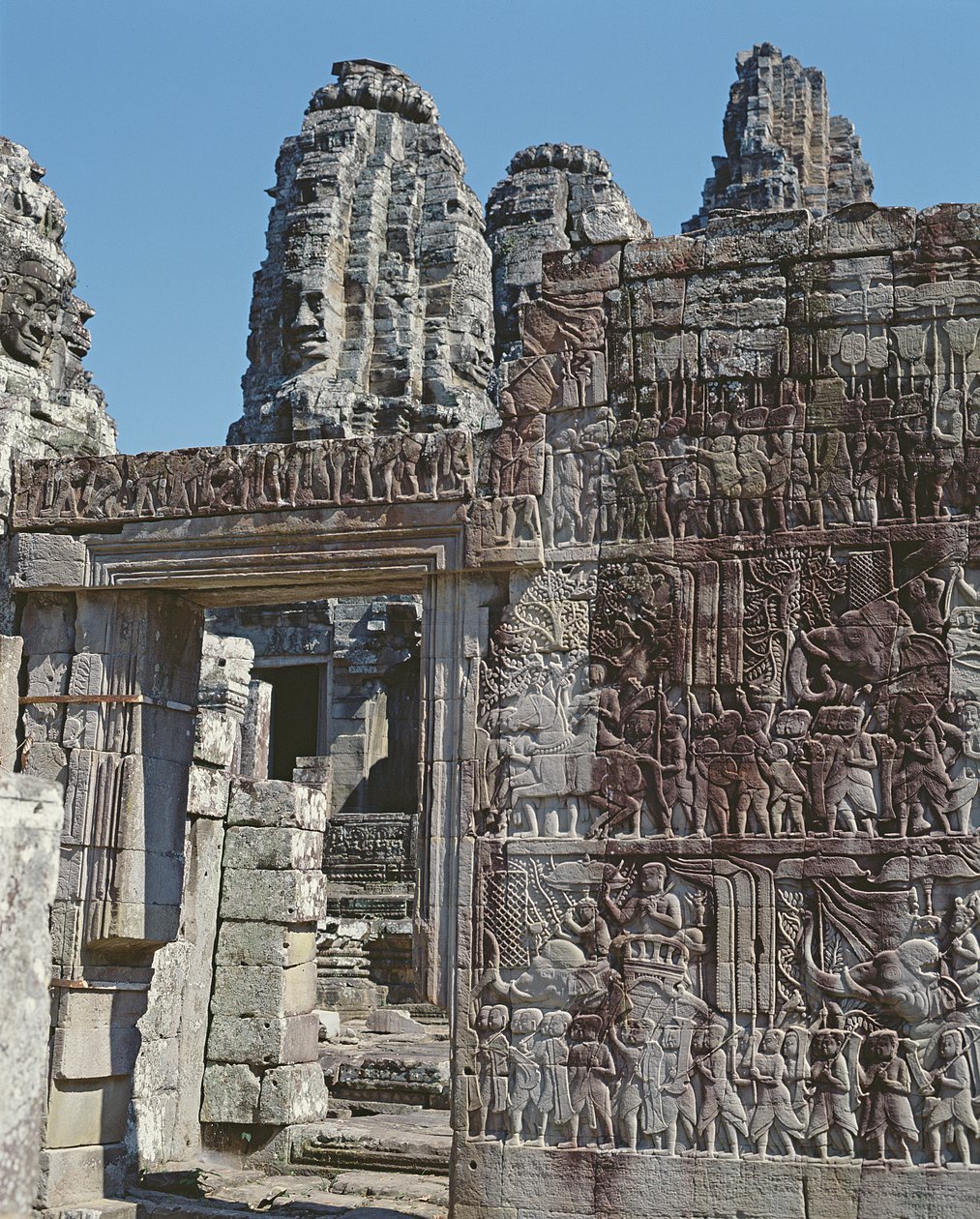 Uitzicht op een muur van de Tempel van Bayon met gebeeldhouwde reliëfs door Cambodian School