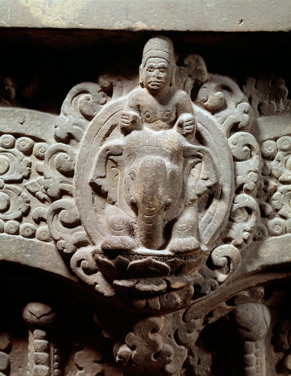 De god Indra op Airavana en de Marut (stenen latei in de stijl van Sambor Prei Kuk) door Cambodian