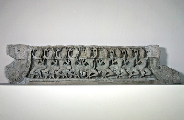 Fronton met negen dansende asparas, laat 12e-vroeg 13e eeuw, uit Bayon, Angkor Thom door Cambodian Cambodian