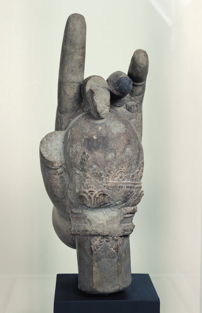 Hand van een kolossaal standbeeld van Shiva, uit Koh Ker, Kompong Thom Provincie door Cambodian School