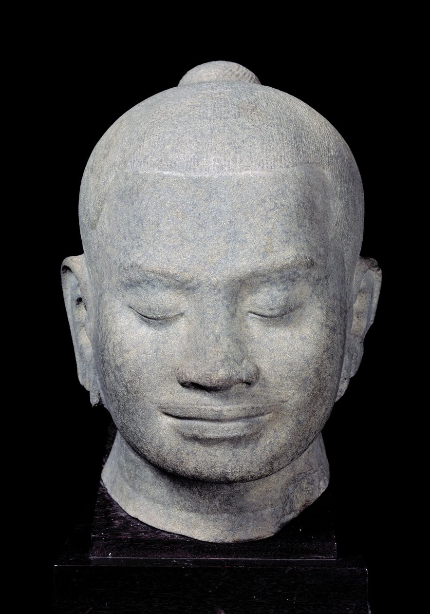 Hoofd van koning Jayavarman VII (1181-1218) Bayon-stijl, uit Preah Khan, 12e-13e eeuw (zandsteen) door Cambodian School