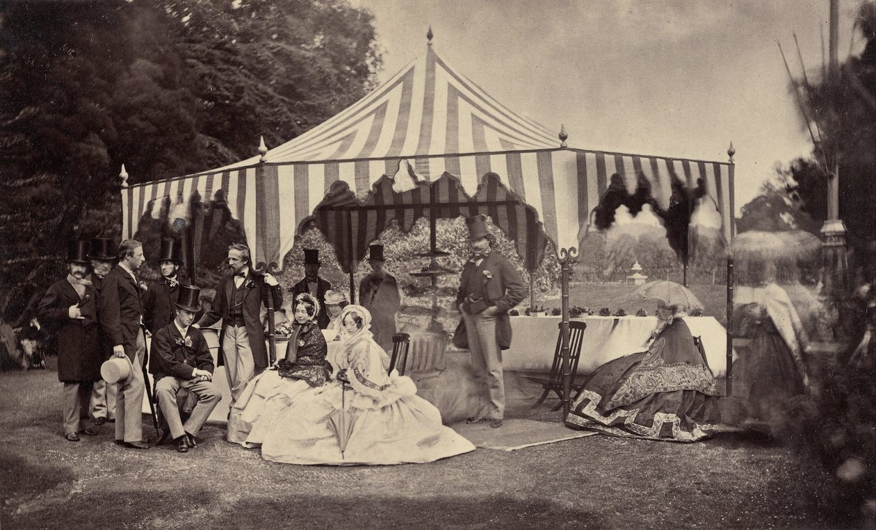 (Groep Goed Geklede Mensen voor een Buitentent) door Camille Silvy
