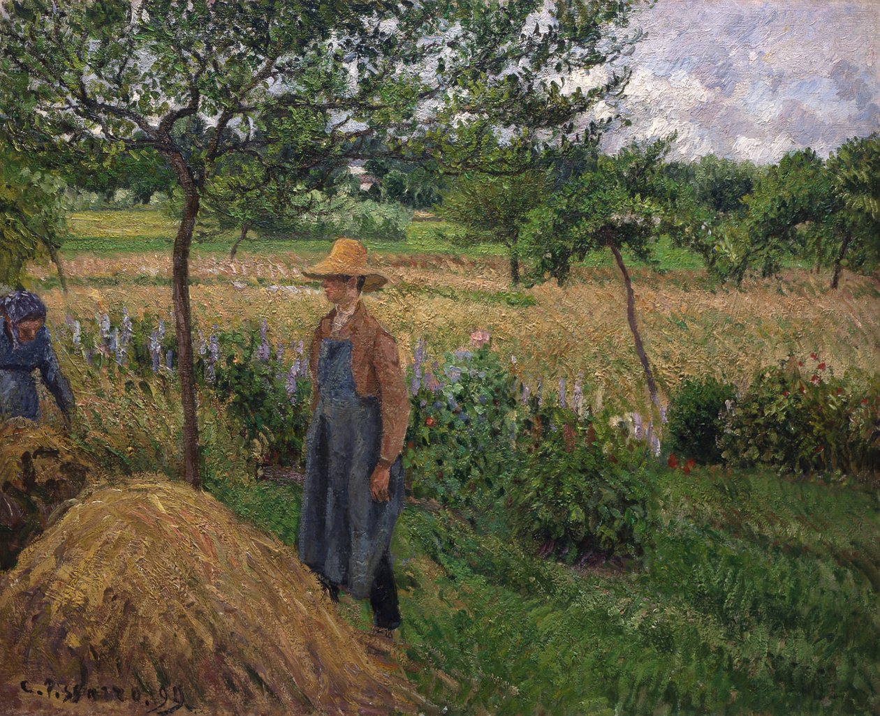 Tuinman staand bij een hooiberg, bewolkte lucht, Eragny, 1899 door Camille Pissarro