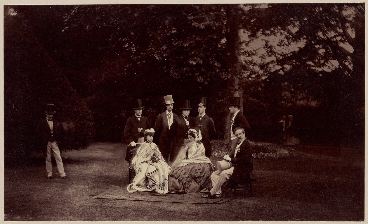 Groep van hun Koninklijke Hoogheden de Prinses Clementine de Saxe Cobourg Gotha, haar Zonen en Dochter, de Hertog d