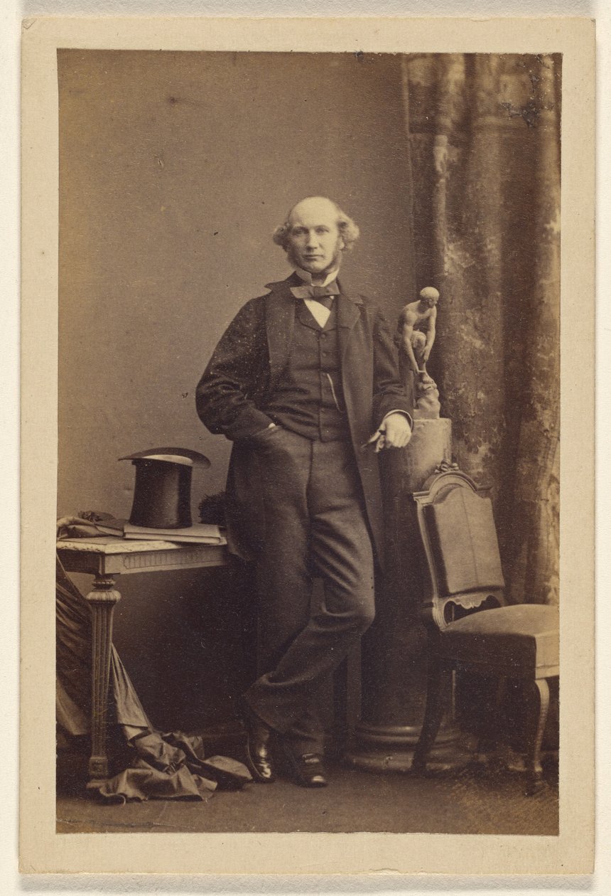 [Ongeïdentificeerde man staat, hoge hoed op tafel]. door Camille Silvy