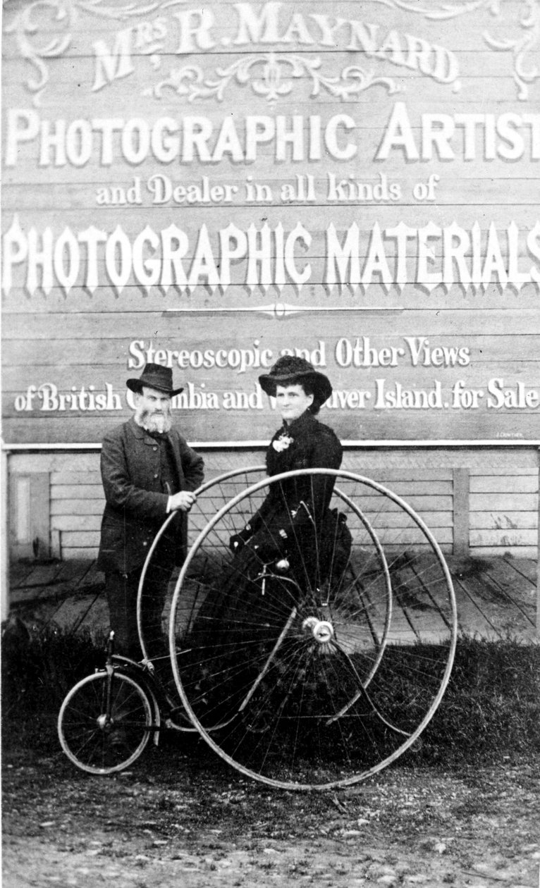 Richard en Hannah Maynard buiten de studio van mevrouw Maynard, 1880s door Canadian Photographer