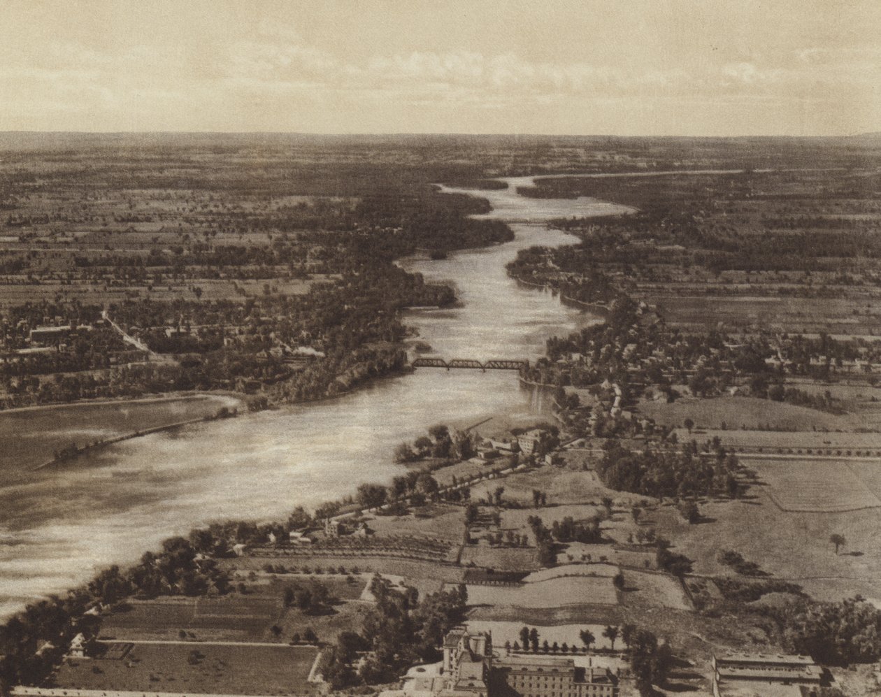 Riviere Des Prairies, aan de achterkant van het eiland Montréal (z/w foto) door Canadian Photographer